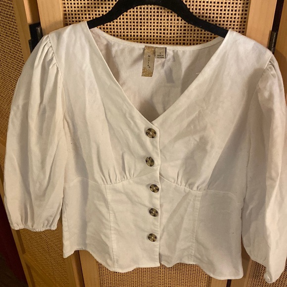 Adorable white turtle shell button down blouse with half puffy sleeves - Picture 1 of 4